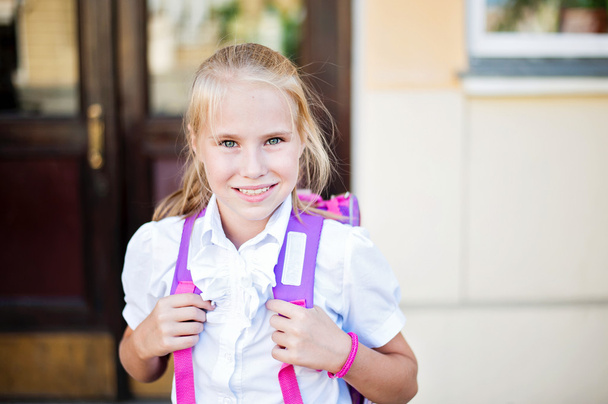 boldog kis iskolás portré iskola közelében - Fotó, kép