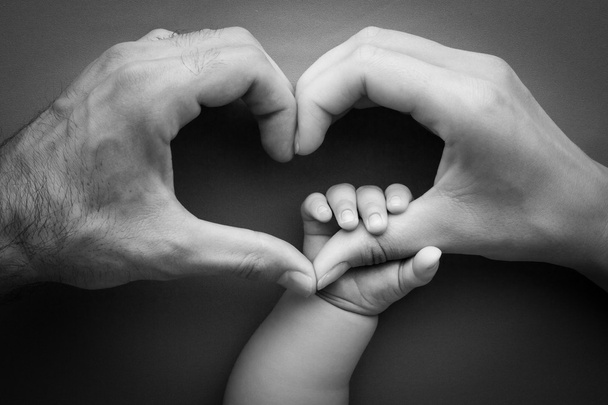 Famille, mère avec père tenant la main du bébé, tenant la main de la mère, souvenir heureux, arbre généalogique
 - Photo, image