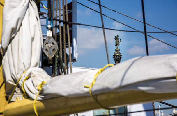 Άγαλμα του Χριστόφορου Κολόμβου: Βαρκελώνη, είδαν throug τη νοθεία του ένα ιστιοφόρο - Φωτογραφία, εικόνα