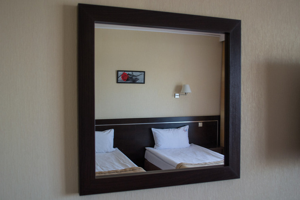 Lustro w pokoju hotelowym - Zdjęcie, obraz
