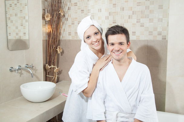 Gelukkige romantisch paar in badkamer   - Foto, afbeelding
