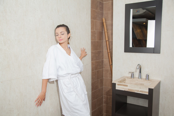 Nainen rentouttava kylpyhuoneessa
 - Valokuva, kuva