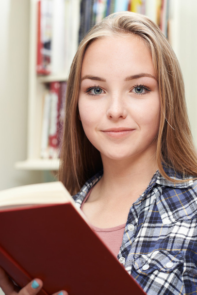Teenage Girl Reading Book At Home - Foto, Imagem