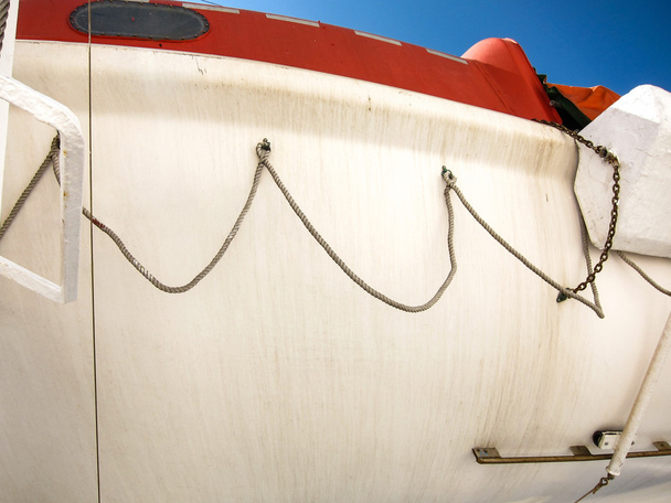 Rettungsleinen an der Seite eines Rettungsbootes - Foto, Bild