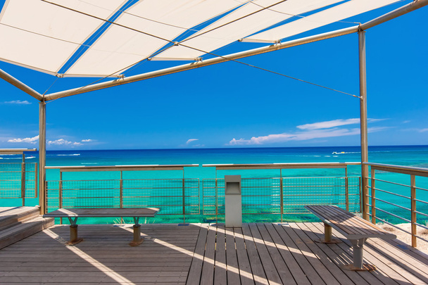 une terrasse d'été avec vue sur la mer Méditerranée
 - Photo, image