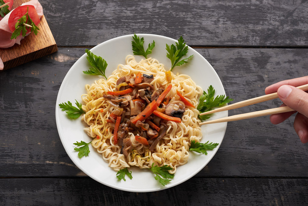 Κινεζικά noodles να φάτε στο καφενείο - Φωτογραφία, εικόνα