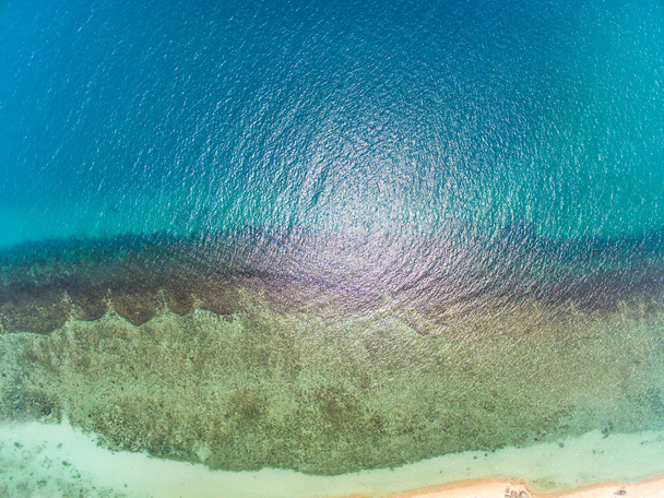 Εναέρια άποψη από την παραλία με ρηχά νερά - Φωτογραφία, εικόνα