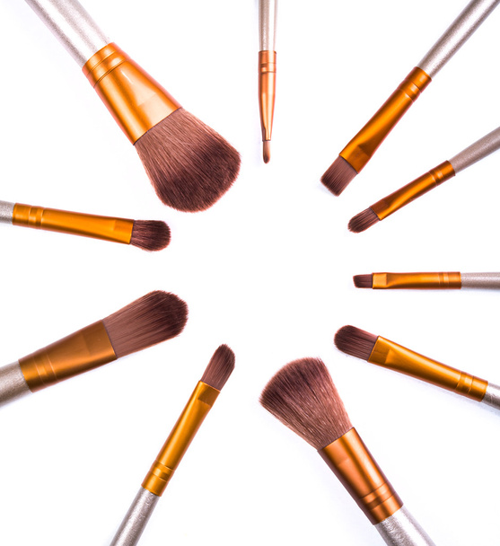 Conjunto de pinceles de maquillaje, herramientas profesionales de belleza aisladas
 - Foto, Imagen