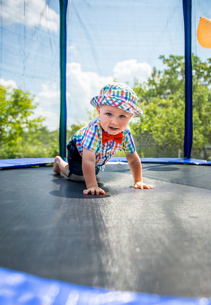 Kid, skákání na trampolíně - Fotografie, Obrázek