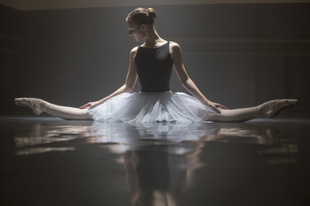 Seated ballerina in the class room - Fotografie, Obrázek