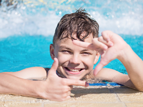 boldog fiú-medencében - Fotó, kép