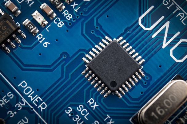 Integrált félvezető mikrochip / mikroprocesszor a high-tech ipar és a számítástechnika képviselőinek kék áramköri lapján - Fotó, kép