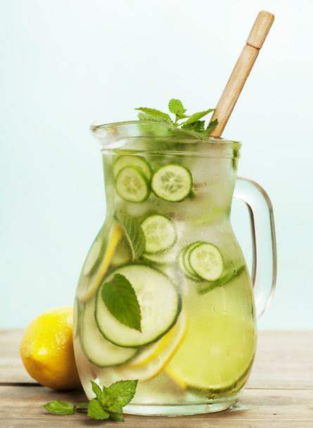 Água infundida com pepino, limão, limão e hortelã
  - Foto, Imagem