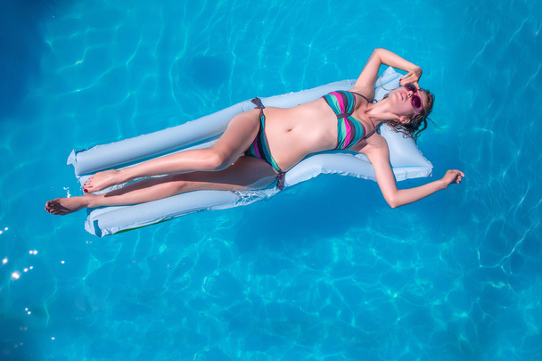 Young woman relaxing in pool - Photo, Image