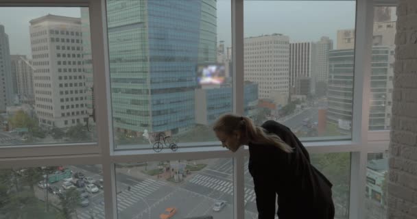 Επιχειρηματίας που εργάζεται με το μαξιλάρι από το παράθυρο. Σεούλ, Νότια Κορέα - Πλάνα, βίντεο
