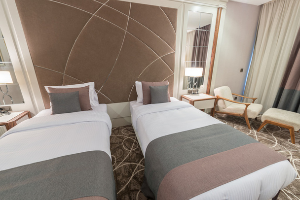 Moderne hotelkamer met groot bed - Foto, afbeelding