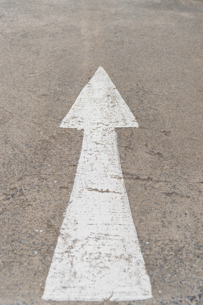 forward arrow sign on road texture - Foto, imagen