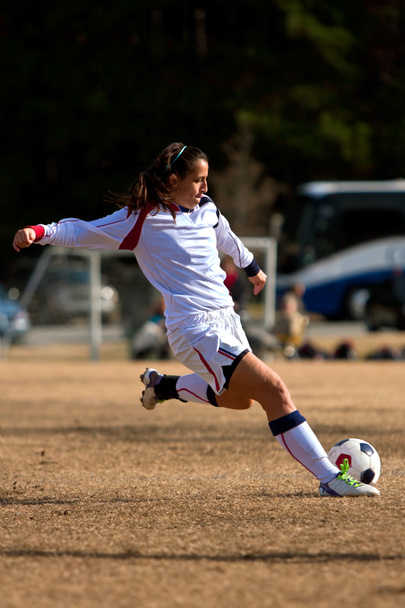 samice fotbalistu připraví kopnout míč během zápasu - Fotografie, Obrázek