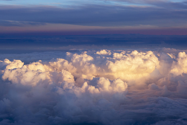 Vista aérea de densas nubes sobre la tierra, el paisaje
.  - Foto, imagen