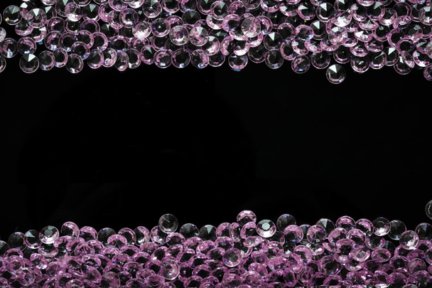 Rózsaszín kristályok szétszórva, két vízszintes sávba rendezve, a szöveg szövegének másolási helye középen - Fotó, kép