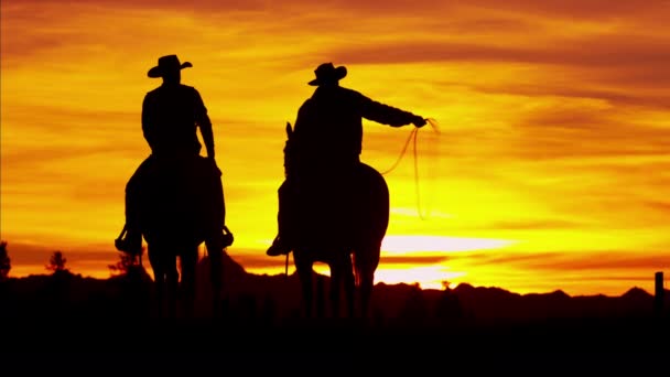 Gün batımında vahşi kovboy biniciler - Video, Çekim