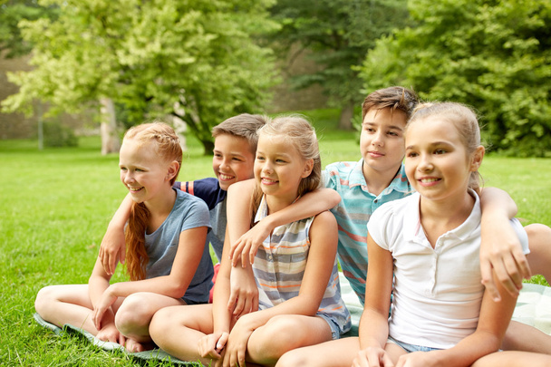 grupo de niños felices o amigos al aire libre
 - Foto, Imagen