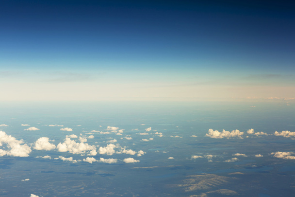 Vista aérea de las nubes sobre la tierra, el paisaje
. - Foto, imagen