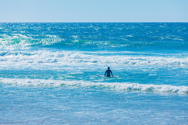 Sylwetek surferów na falach Oceanu Atlantyckiego - Zdjęcie, obraz