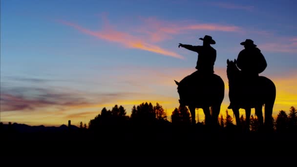 Cowboy jeźdźców w okolicy pustyni - Materiał filmowy, wideo