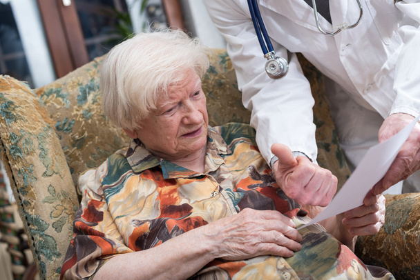 Medizinische Hilfe für Senioren zu Hause - Foto, Bild