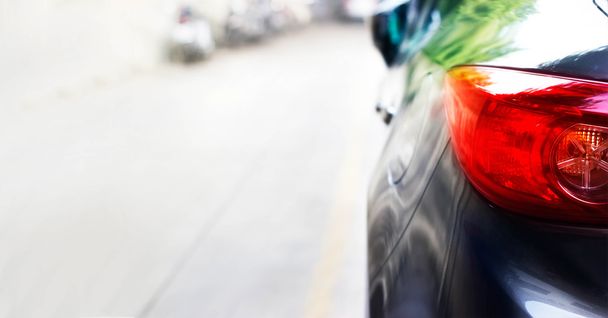 Hämärtynyt värikäs takavalo kaupungin auton kadulla taustalla
 - Valokuva, kuva