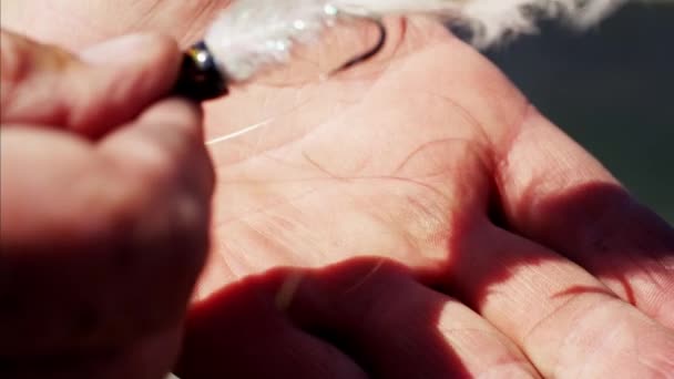 Χειροποίητο στεγνό fly από ψαρά - Πλάνα, βίντεο