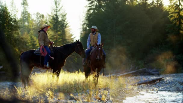 Всадники на лошадях в Скалистых горах
 - Кадры, видео