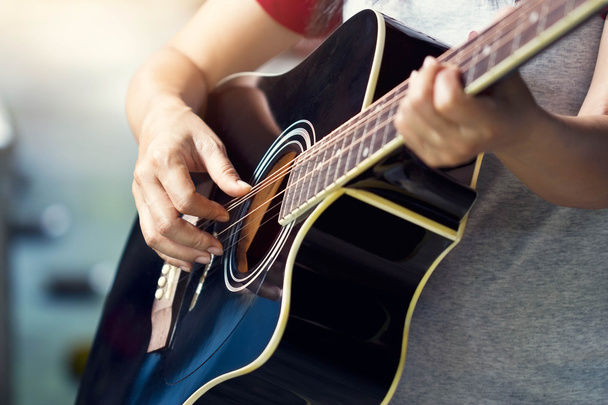 Kytarista na jevišti, rozostřený  - Fotografie, Obrázek