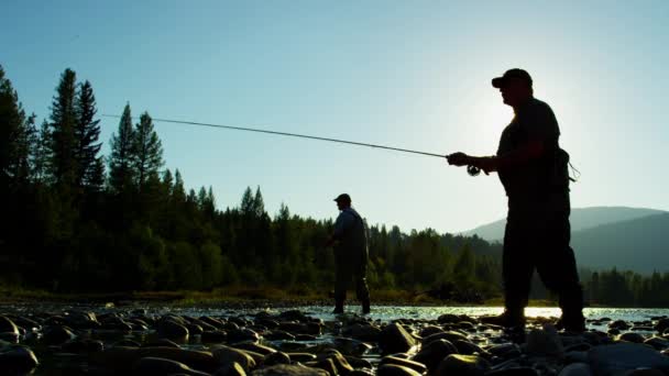 rybak casting linii w słodkiej wody rzeki  - Materiał filmowy, wideo