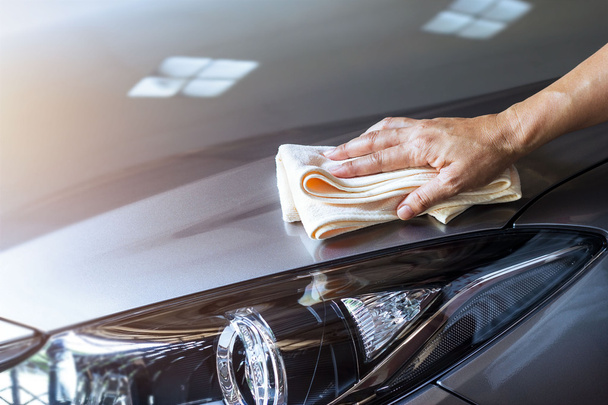 mulher limpando carro com pano de microfibra
  - Foto, Imagem
