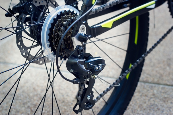 Engrenagem de bicicleta e roda traseira
 - Foto, Imagem
