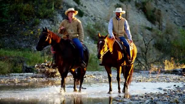 Cavaleiros em cavalos no vale
 - Filmagem, Vídeo