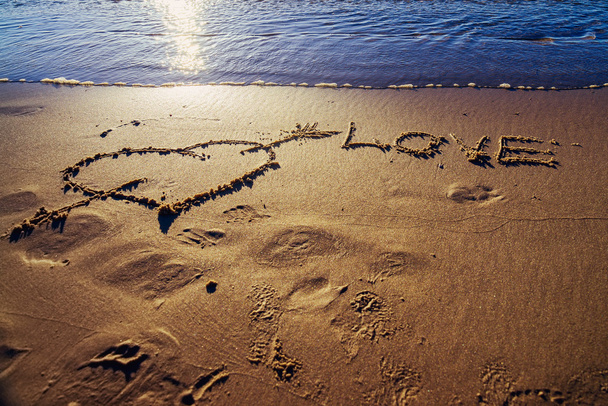 Coeur et flèche dessinés sur sable
 - Photo, image
