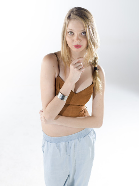 портрет молодих блондинок в студії
 - Фото, зображення