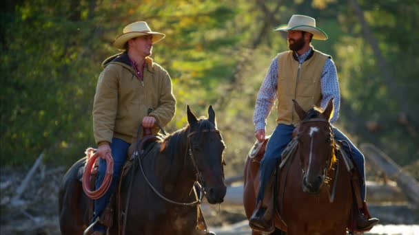 Cowboys hátaslovak, a folyó - Felvétel, videó