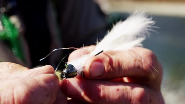 pescador preparando mano atada mosca
 - Metraje, vídeo
