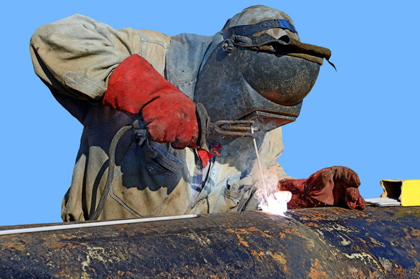 Сварщик на ремонте трубопровода
 - Фото, изображение