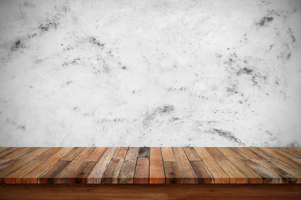 Κενό ξύλινο τραπέζι με γυμνά τσιμεντένιο τοίχο φόντο. - Φωτογραφία, εικόνα