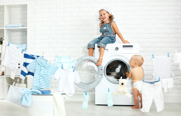 маленькі помічники смішні діти щаслива сестра і брат в пральні
 - Фото, зображення