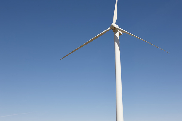 Turbina eólica sobre um céu azul. Energia renovável alternativa limpa
 - Foto, Imagem