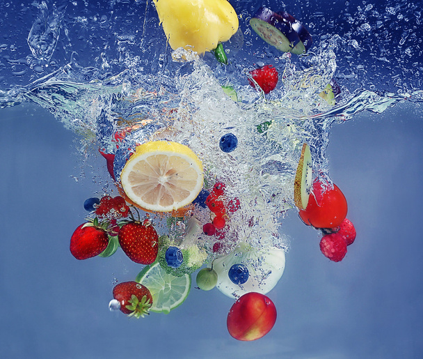 Warzywa i owoce wpadnięciem do wody  - Zdjęcie, obraz