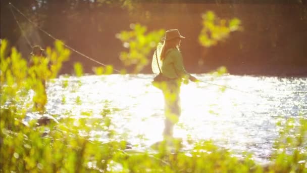 αρσενικό και θηλυκό πετούν αλιεία στον ποταμό του St Mary  - Πλάνα, βίντεο