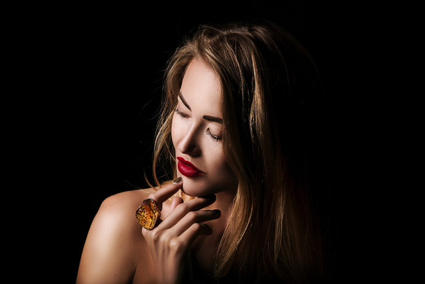 Portret van de schoonheid van blond meisje met juwelen op zwarte achtergrond - Foto, afbeelding