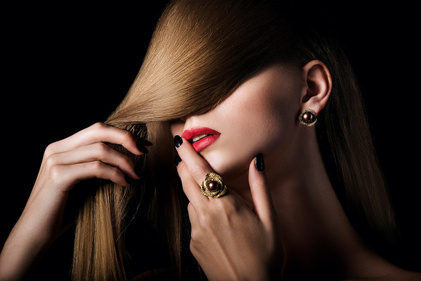 Portret van de schoonheid van blond meisje met juwelen op zwarte achtergrond - Foto, afbeelding